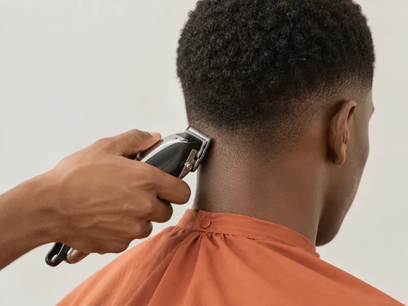 Coupe homme à la tondeuse sur la nuque