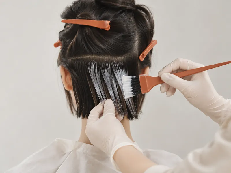 Décoloration appliquée au pinceau sur des sections de cheveux