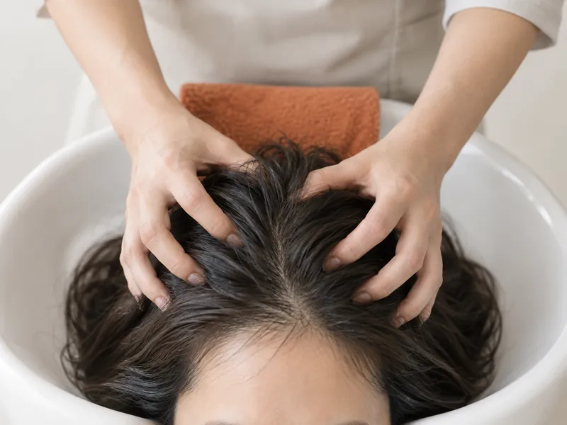 Massage du cuir chevelu au bac (head spa)